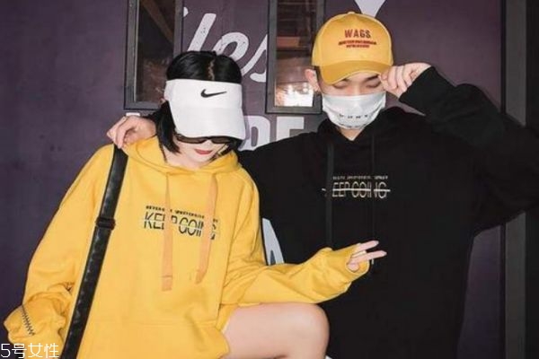 女生對(duì)男生有好感會(huì)主動(dòng)嗎 女生喜歡一個(gè)人會(huì)有什么暗示 女生對(duì)男生有好感會(huì)主動(dòng)嗎 女生喜歡一個(gè)人會(huì)有什么暗示