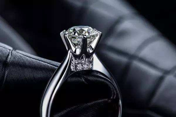 橢圓形鉆石的鑲嵌方法有哪些 如何購選十分的裸鉆 橢圓形鉆石的鑲嵌方法有哪些 如何購選十分的裸鉆