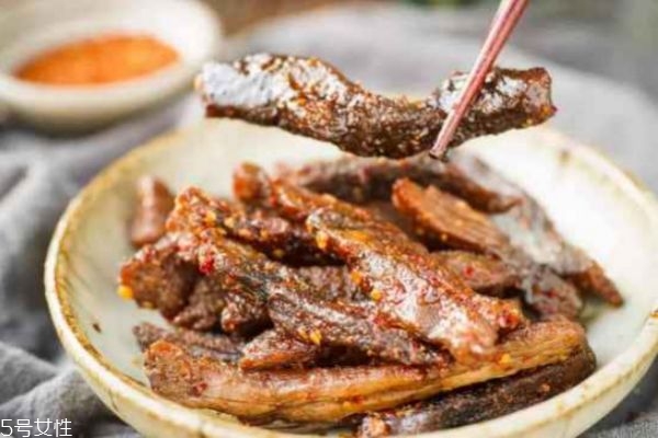 如何用微波爐烤牛肉干 微波爐牛肉干的做法 如何用微波爐烤牛肉干 微波爐牛肉干的做法