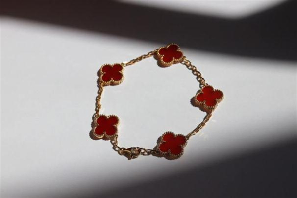 梵克雅寶五花手鏈哪個顏色好看 vca五花手鏈怎么戴好看 梵克雅寶五花手鏈哪個顏色好看 vca五花手鏈怎么戴好看