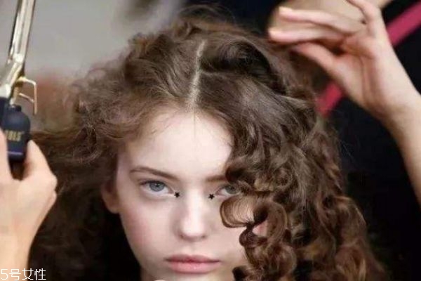 頭發(fā)多的人燙羊毛卷好看嗎 頭發(fā)少燙羊毛卷好看嗎 頭發(fā)多的人燙羊毛卷好看嗎 頭發(fā)少燙羊毛卷好看嗎