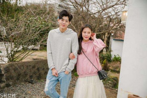 女生對(duì)男生有好感會(huì)主動(dòng)嗎 女生喜歡一個(gè)人會(huì)有什么暗示 女生對(duì)男生有好感會(huì)主動(dòng)嗎 女生喜歡一個(gè)人會(huì)有什么暗示