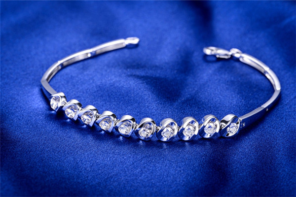 挑選鉆石手鏈的注意事項(xiàng) 鉆石手鏈價(jià)格與什么有關(guān) 挑選鉆石手鏈的注意事項(xiàng) 鉆石手鏈價(jià)格與什么有關(guān)