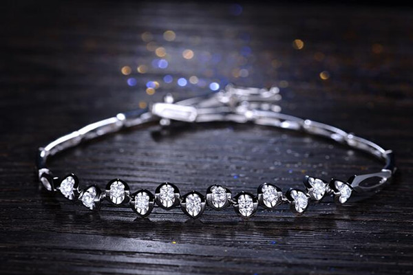 挑選鉆石手鏈的注意事項(xiàng) 鉆石手鏈價(jià)格與什么有關(guān) 挑選鉆石手鏈的注意事項(xiàng) 鉆石手鏈價(jià)格與什么有關(guān)