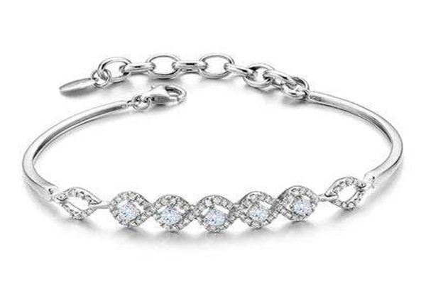 挑選鉆石手鏈的注意事項(xiàng) 鉆石手鏈價(jià)格與什么有關(guān) 挑選鉆石手鏈的注意事項(xiàng) 鉆石手鏈價(jià)格與什么有關(guān)