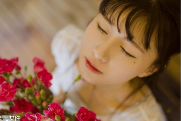 油性皮膚會干嗎 為什么有什么皮膚油有時候皮膚干呢 油性皮膚會干嗎 為什么有什么皮膚油有時候皮膚干呢