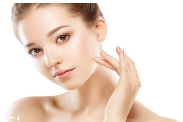 如何區(qū)分油性和混合型皮膚 混合型皮膚如何補水呢 如何區(qū)分油性和混合型皮膚 混合型皮膚如何補水呢