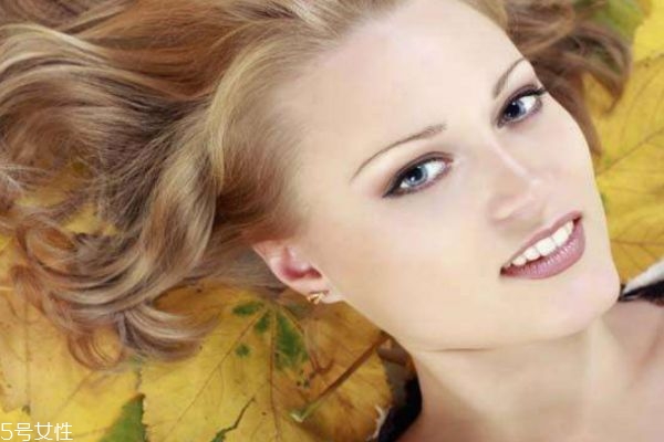 如何區(qū)分油性和混合型皮膚 混合型皮膚如何補水呢 如何區(qū)分油性和混合型皮膚 混合型皮膚如何補水呢