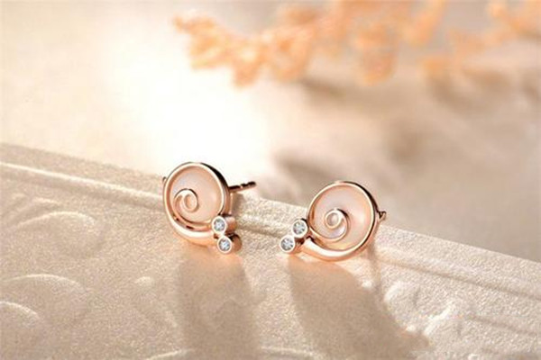 k金耳釘佩戴小技巧 k金耳釘選購的注意事項