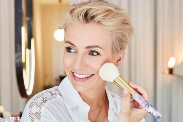 定妝用什么好 比較受歡迎的定妝產(chǎn)品 定妝用什么好 比較受歡迎的定妝產(chǎn)品