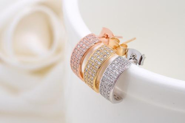 圓臉適合什么耳釘 戴耳釘過敏怎么辦 圓臉適合什么耳釘 戴耳釘過敏怎么辦