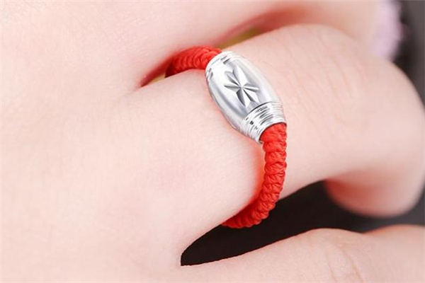 轉(zhuǎn)運(yùn)珠戒指用紅繩還是黑繩 轉(zhuǎn)運(yùn)珠戒指用什么顏色線好 轉(zhuǎn)運(yùn)珠戒指用紅繩還是黑繩 轉(zhuǎn)運(yùn)珠戒指用什么顏色線好