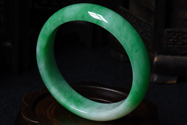 翡翠玉鐲如何按年齡佩戴 網(wǎng)購(gòu)的翡翠玉鐲可信嗎 翡翠玉鐲如何按年齡佩戴 網(wǎng)購(gòu)的翡翠玉鐲可信嗎