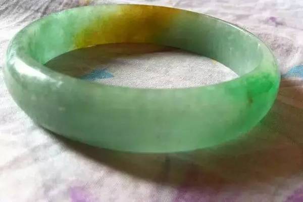 如何挑選適合自己的玉手鐲 佩戴玉手鐲的好處 如何挑選適合自己的玉手鐲 佩戴玉手鐲的好處