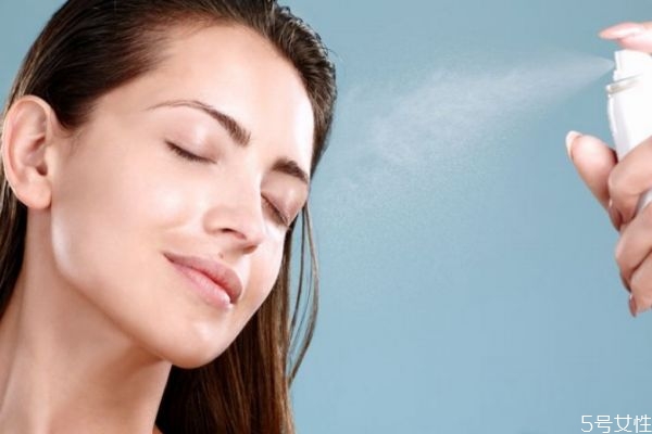 秋季皮膚干燥的原因 秋冬季護(hù)膚補(bǔ)水小常識 秋季皮膚干燥的原因 秋冬季護(hù)膚補(bǔ)水小常識