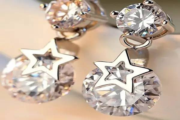 耳環(huán)品牌怎么選 厚耳垂的女生適合什么樣的耳環(huán) 耳環(huán)品牌怎么選 厚耳垂的女生適合什么樣的耳環(huán)