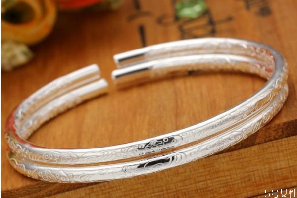 銀手鐲為什么長時間戴會變黑呢 銀子為什么會黑呢 銀手鐲為什么長時間戴會變黑呢 銀子為什么會黑呢