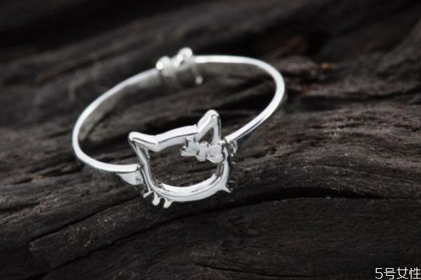 銀飾變黑是因?yàn)樯眢w原因嗎 銀變黑有什么要注意的嗎