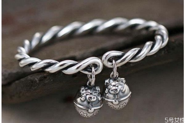 銀飾不適合什么人群戴呢 為什么小孩在要帶上銀手鐲呢 銀飾不適合什么人群戴呢 為什么小孩在要帶上銀手鐲呢