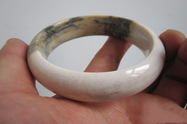 樹(shù)化玉手鐲多少錢(qián) 樹(shù)化玉手鐲價(jià)格受什么影響