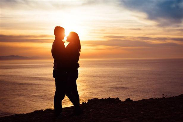 情侶之間可以送手表嗎 情侶之間送手表是什么意思 情侶之間可以送手表嗎 情侶之間送手表是什么意思