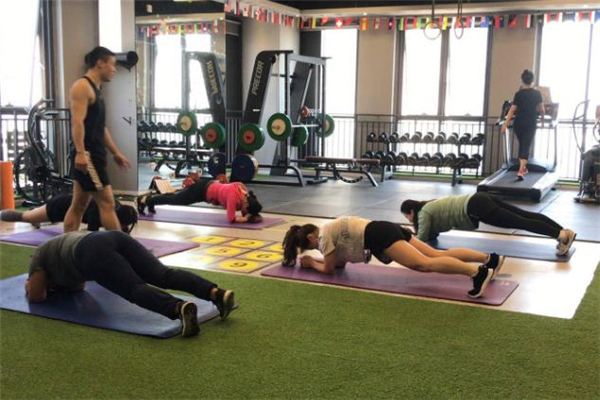 自重訓(xùn)練是什么 自重訓(xùn)練和器械訓(xùn)練的區(qū)別 自重訓(xùn)練是什么 自重訓(xùn)練和器械訓(xùn)練的區(qū)別