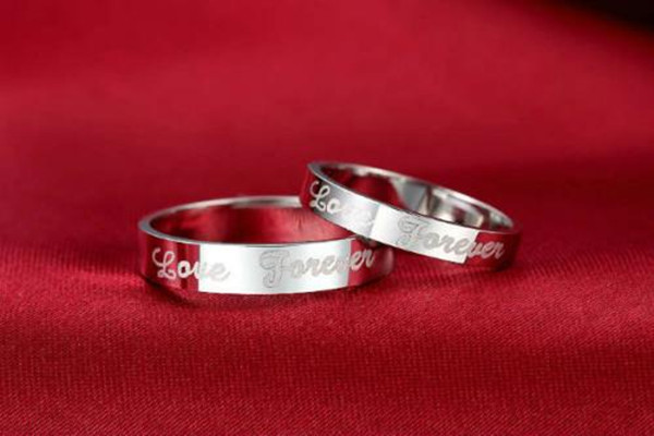 情侶戒指女生應(yīng)該戴哪個(gè)手 不會(huì)過(guò)時(shí)的情侶戒指款式 情侶戒指女生應(yīng)該戴哪個(gè)手 不會(huì)過(guò)時(shí)的情侶戒指款式