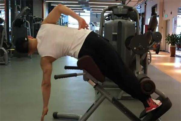 羅馬椅挺身標(biāo)準(zhǔn)動作 羅馬椅挺身能彎腰嗎 羅馬椅挺身標(biāo)準(zhǔn)動作 羅馬椅挺身能彎腰嗎