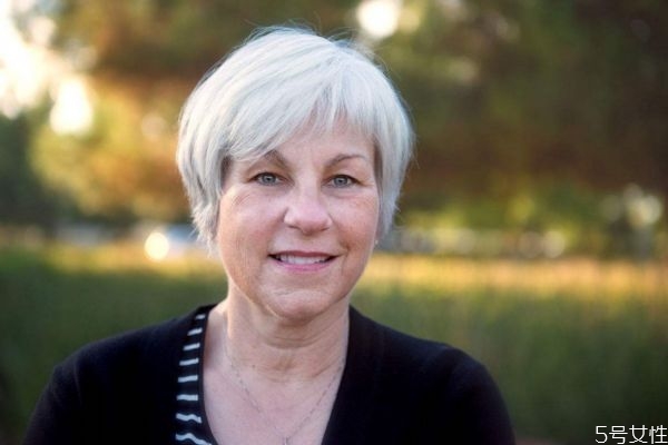 白頭發(fā)為什么越拔越多 白頭發(fā)剪掉還是拔掉好 白頭發(fā)為什么越拔越多 白頭發(fā)剪掉還是拔掉好