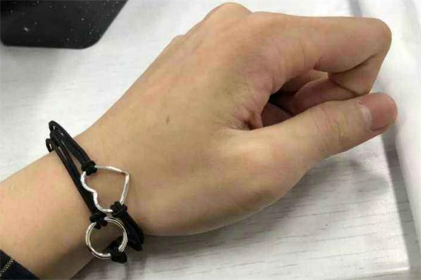 男生戴小皮筋什么意思 女生為什么要給男生戴小皮筋 男生戴小皮筋什么意思 女生為什么要給男生戴小皮筋