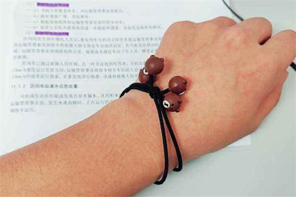 男生戴小皮筋什么意思 女生為什么要給男生戴小皮筋 男生戴小皮筋什么意思 女生為什么要給男生戴小皮筋