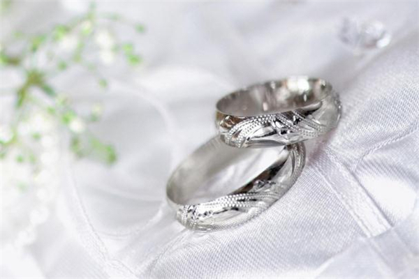 對戒買品牌的還是一般的 對戒有必要買好點的嗎 對戒買品牌的還是一般的 對戒有必要買好點的嗎