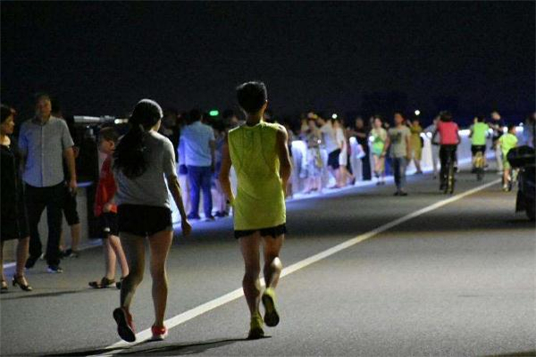 晚上跑步會(huì)影響睡眠質(zhì)量嗎 晚上跑步會(huì)睡不著嗎 晚上跑步會(huì)影響睡眠質(zhì)量嗎 晚上跑步會(huì)睡不著嗎