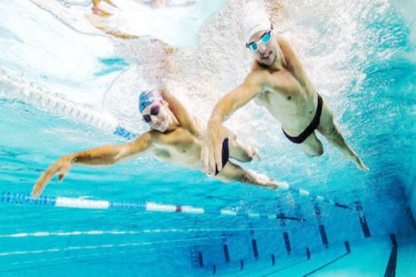 蛙泳怎么體高速度 蛙泳容易出現(xiàn)錯(cuò)誤的動作有哪些