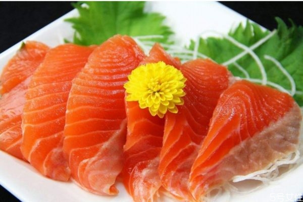 什么人群不能吃鱒魚(yú)呢 鱒魚(yú)怎么做好吃呢 什么人群不能吃鱒魚(yú)呢 鱒魚(yú)怎么做好吃呢