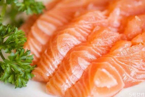 什么人群不能吃鱒魚(yú)呢 鱒魚(yú)怎么做好吃呢 什么人群不能吃鱒魚(yú)呢 鱒魚(yú)怎么做好吃呢