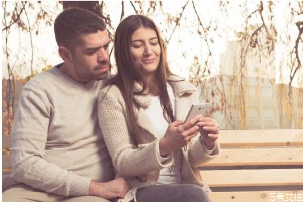 男生總是逗你是撩你還是喜歡你 怎么看男生喜不喜歡你 男生總是逗你是撩你還是喜歡你 怎么看男生喜不喜歡你