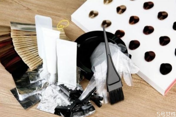 如何讓染過(guò)的顏色掉色慢一些 染發(fā)不掉色的小竅門(mén) 如何讓染過(guò)的顏色掉色慢一些 染發(fā)不掉色的小竅門(mén)