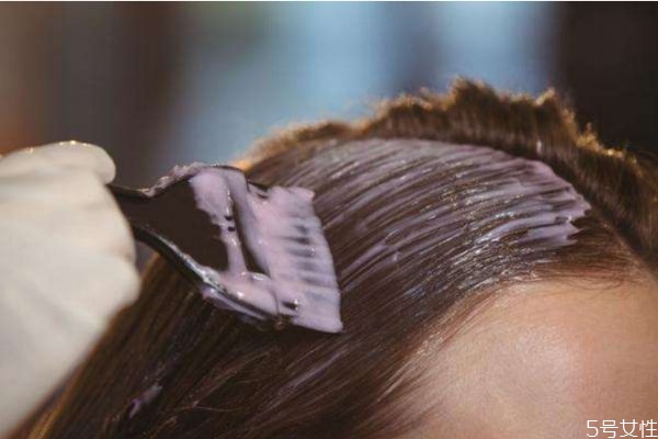 如何讓染過(guò)的顏色掉色慢一些 染發(fā)不掉色的小竅門(mén) 如何讓染過(guò)的顏色掉色慢一些 染發(fā)不掉色的小竅門(mén)