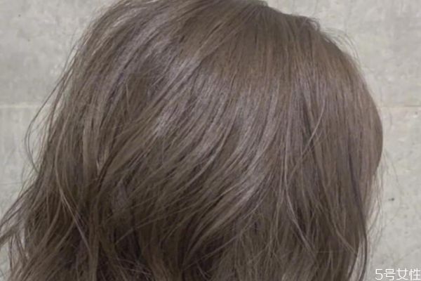 2019年流行什么頭發(fā)顏色 臉黑黃染什么顏色頭發(fā) 2019年流行什么頭發(fā)顏色 臉黑黃染什么顏色頭發(fā)