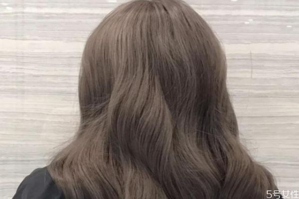 2019年流行什么頭發(fā)顏色 臉黑黃染什么顏色頭發(fā) 2019年流行什么頭發(fā)顏色 臉黑黃染什么顏色頭發(fā)