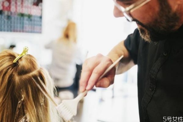 如何讓染過(guò)的顏色掉色慢一些 染發(fā)不掉色的小竅門(mén) 如何讓染過(guò)的顏色掉色慢一些 染發(fā)不掉色的小竅門(mén)