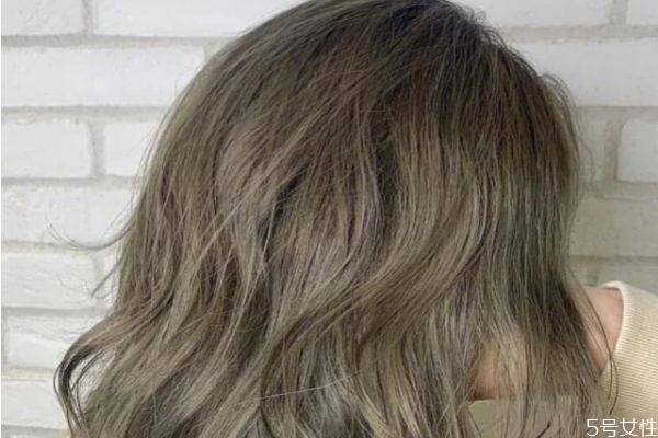 2019年流行什么頭發(fā)顏色 臉黑黃染什么顏色頭發(fā) 2019年流行什么頭發(fā)顏色 臉黑黃染什么顏色頭發(fā)