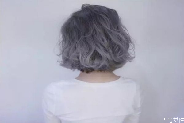 染發(fā)后洗頭怎么不掉色 染發(fā)后用什么產(chǎn)品能固色 染發(fā)后洗頭怎么不掉色 染發(fā)后用什么產(chǎn)品能固色