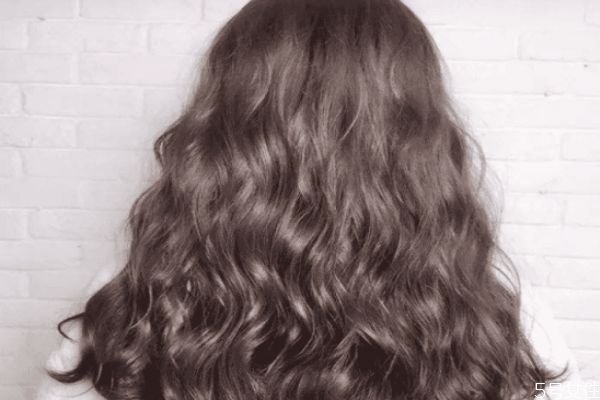 2019年流行什么頭發(fā)顏色 臉黑黃染什么顏色頭發(fā) 2019年流行什么頭發(fā)顏色 臉黑黃染什么顏色頭發(fā)