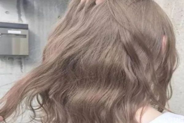 2019年流行什么頭發(fā)顏色 臉黑黃染什么顏色頭發(fā) 2019年流行什么頭發(fā)顏色 臉黑黃染什么顏色頭發(fā)