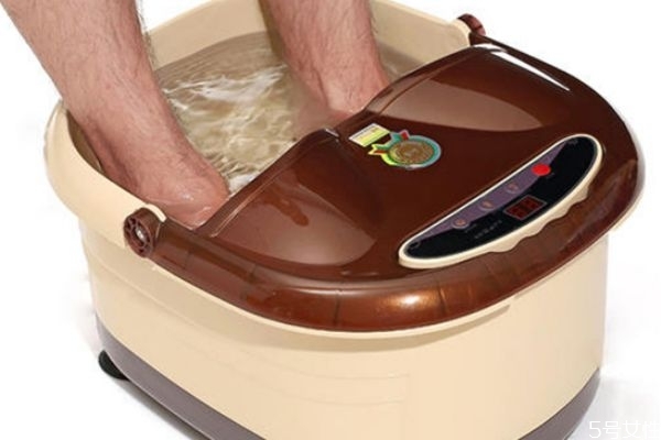 冬天泡腳選擇木桶還是電動的好 冬天泡腳最佳時(shí)間和溫度