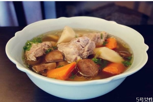 排骨有什么營(yíng)養(yǎng)價(jià)值呢 排骨湯怎么做好喝呢 排骨有什么營(yíng)養(yǎng)價(jià)值呢 排骨湯怎么做好喝呢