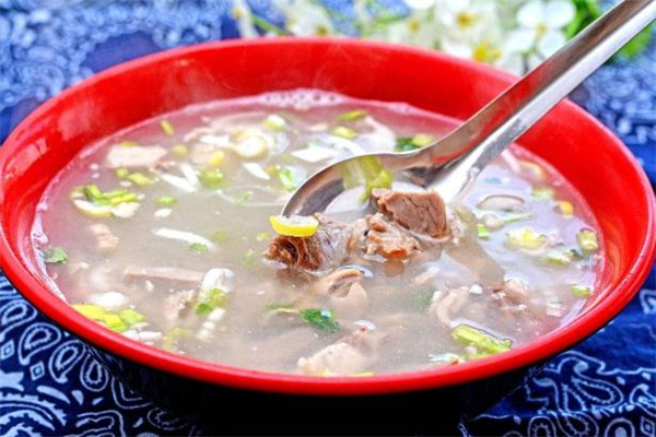 煮牛肉湯用冷水還是熱水 煮牛肉湯用什么鍋?zhàn)詈? alt=