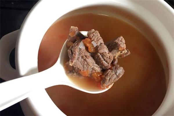 煮牛肉湯用冷水還是熱水 煮牛肉湯用什么鍋?zhàn)詈? alt=